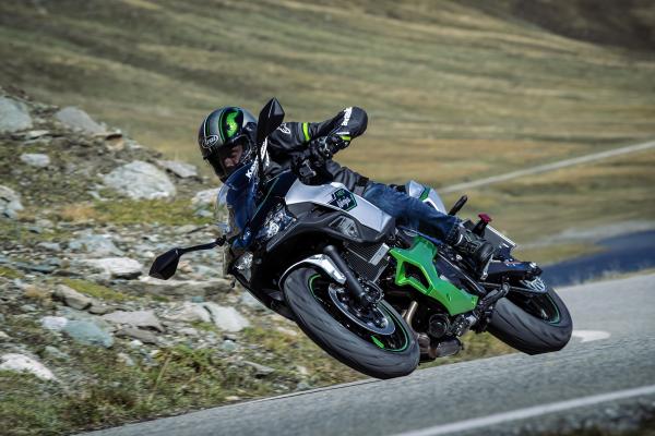 Kawasaki Ninja 7 Hybrid - riding